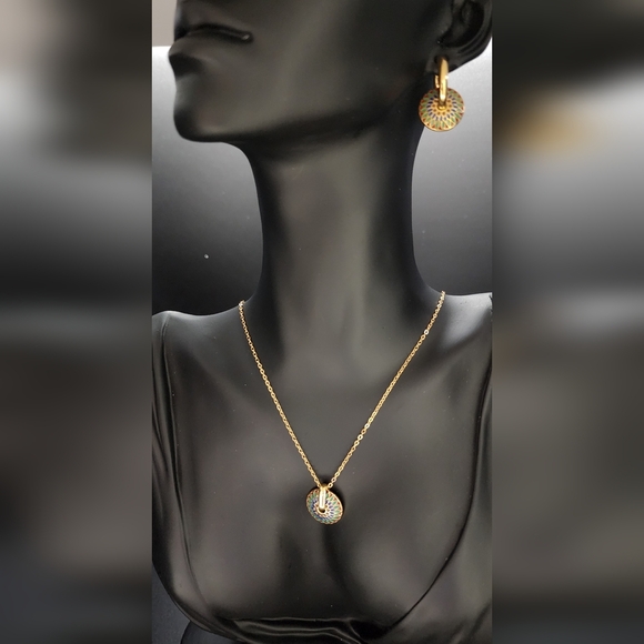 Elegant Gold Necklace - Picture 6 of 10
